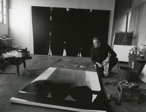 Pierre Soulages dans son atelier en 1968 © Fritz Pitz
