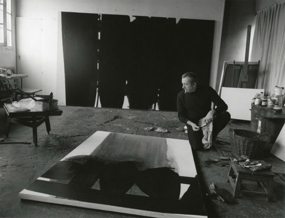 Pierre Soulages dans son atelier en 1968 © Fritz Pitz Pierre Soulages dans son atelier en 1968 © Fritz Pitz