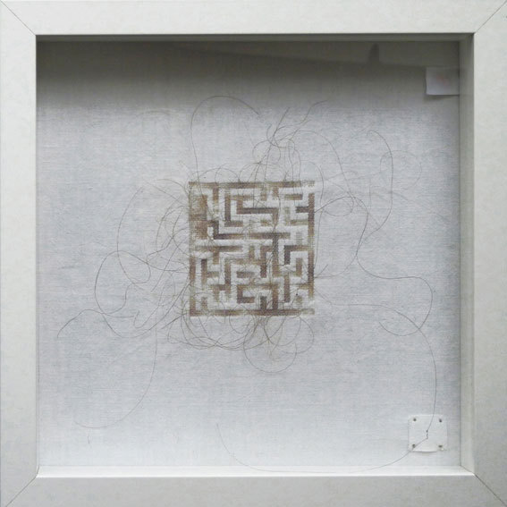 Aice Calm. Broderie avec des cheveux sur drap de lit, été 2013 - boite vitrée, 25cm x 25cm Aice Calm. Broderie avec des cheveux sur drap de lit, été 2013 - boite vitrée, 25cm x 25cm