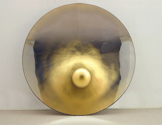 Vladimir Skoda, Galileo – Galilei, 2004, acier inox poli miroir, Ø 190 x 10 cm, acier doré, Ø 18 cm - © D. R.