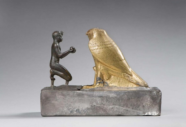 Le roi Taharqa et le faucon Hémen © Musée du Louvre