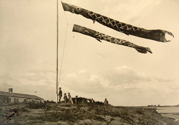 Georges Clemenceau. Saint-Vincent-sur-Jard avec ses koinobori Photographie. Collection musée Clemenceau, Paris