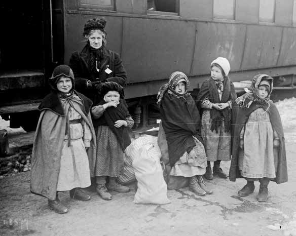 Les petits réfugiés sur le quai de la gare à Evian BnF/cl. Agence Rol.