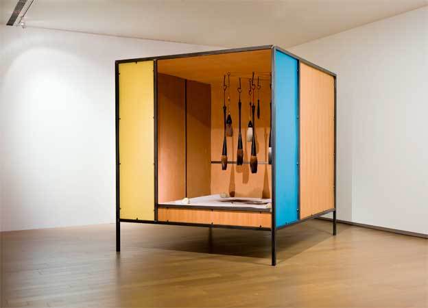 Su-Mei Tse, Bleeding Tools, en collaboration avec Jean-Lou Majerus, installation 260 x 228 x 255 cm, 2009. Courtesy de l’artiste et de Eslite Gallery Taipei. Su-Mei Tse, Bleeding Tools, en collaboration avec Jean-Lou Majerus, installation 260 x 228 x 255 cm, 2009. Courtesy de l’artiste et de Eslite Gallery Taipei.