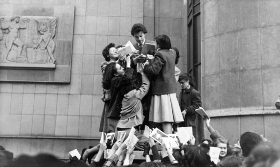 Gérard Philipe devant Chaillot © D.R.