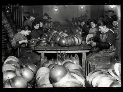 71771-11 Guerre 1914-1918. "La fabrication des casques et l'une des plus typiques industries de la guerre". Soudure des bandes tenant la coiffe et des anneaux de la jugulaire. Photographie parue dans le journal "Excelsior" du samedi 29 janvier 1916. © Wackernie / Excelsior – L'Équipe / Roger-Viollet 71771-11 Guerre 1914-1918. "La fabrication des casques et l'une des plus typiques industries de la guerre". Soudure des bandes tenant la coiffe et des anneaux de la jugulaire. Photographie parue dans le journal "Excelsior" du samedi 29 janvier 1916. © Wackernie / Excelsior – L'Équipe / Roger-Viollet