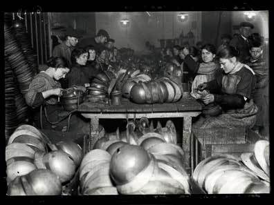 71771-11 Guerre 1914-1918. "La fabrication des casques et l'une des plus typiques industries de la guerre". Soudure des bandes tenant la coiffe et des anneaux de la jugulaire. Photographie parue dans le journal "Excelsior" du samedi 29 janvier 1916. © Wackernie / Excelsior – L'Équipe / Roger-Viollet