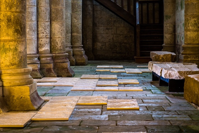 Vue de l'oeuvre de Thierry Mouillé, Le sol lunaire, 1993/95. 69 carreaux de faïence, dimensions variables, Collection FRAC Poitou-Charentes @ Didier Darrigrand Vue de l'oeuvre de Thierry Mouillé, Le sol lunaire, 1993/95. 69 carreaux de faïence, dimensions variables, Collection FRAC Poitou-Charentes @ Didier Darrigrand