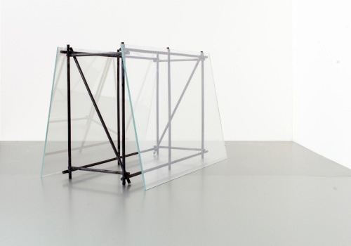 Quentin Lefranc. De part et d’autre, verre réfléchissant, acier, 42 x 27 x 25 cm, 2019