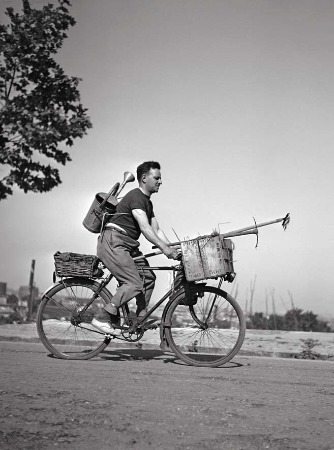« Le Roi soleil à bicyclette », Chaville, 1943. © Atelier Robert Doisneau