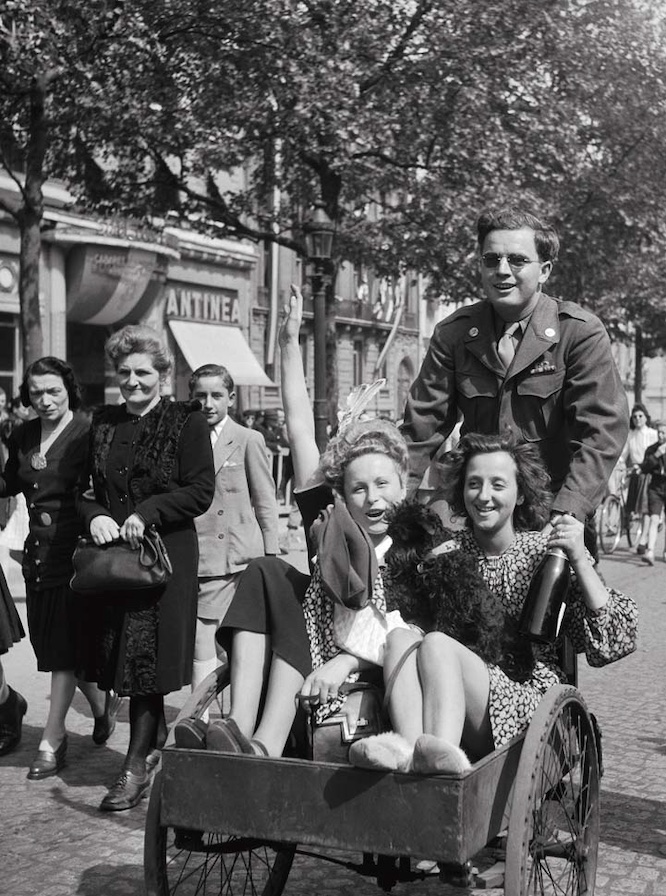 Le chariot de la victoire, Champs-Élysées, 26 aoû t 1944. © Atelier Robert Doisneau