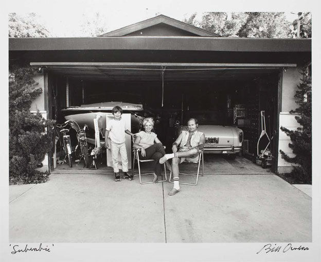 Bill Owens “Our house is built with the living room in the back, so in the evening we sit out front of the garage and watch the traffic go by” (1970-1971, tirage 1982) .preuve g.latino-argentique Collection LACMA © Bill Owens Bill Owens “Our house is built with the living room in the back, so in the evening we sit out front of the garage and watch the traffic go by” (1970-1971, tirage 1982) .preuve g.latino-argentique Collection LACMA © Bill Owens