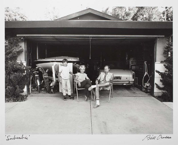 Bill Owens “Our house is built with the living room in the back, so in the evening we sit out front of the garage and watch the traffic go by” (1970-1971, tirage 1982) .preuve g.latino-argentique Collection LACMA © Bill Owens