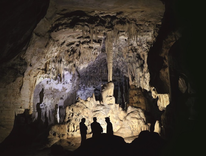 La grotte d’Arcy-sur-Cure, dans l’Yonne La grotte d’Arcy-sur-Cure, dans l’Yonne