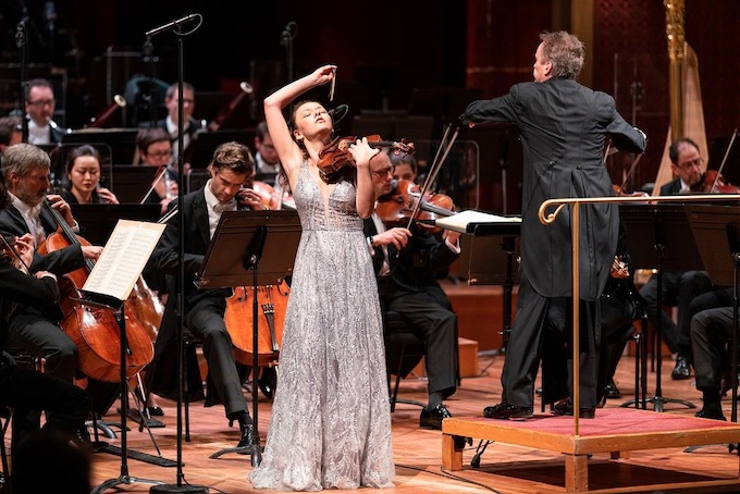 Victoria Hall le 30.11.22 – Alexandra Conunova, Jonathan Nott, OSR – ©Nicolas Righetti