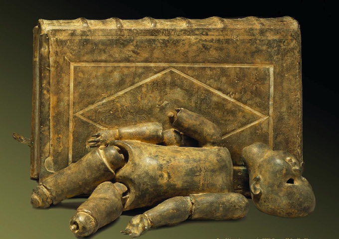 Grand Livre et une poupée, 1995. Bronze, 31,5 x 46 x 36 cm.