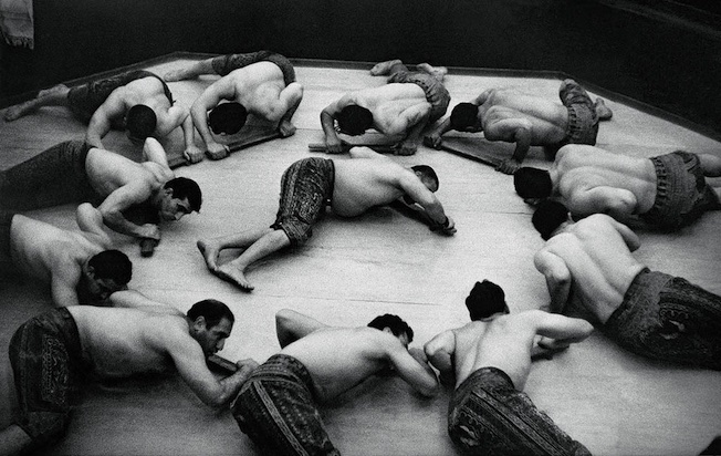 Lutteurs, Téhéran, Iran, 1955 Marc Riboud, Au long cours (Atelier EXB, 2023) © Marc Riboud / Fonds Marc Riboud au MNAAG