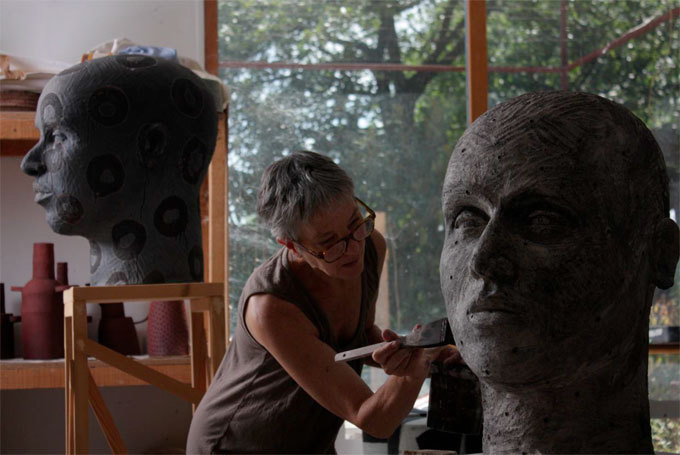 Daphne Corregan dans son atelier Daphne Corregan dans son atelier