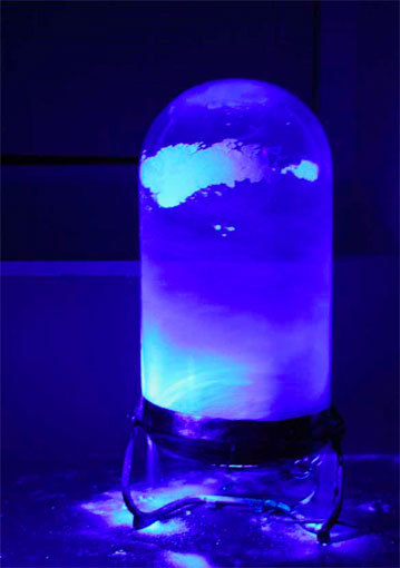 Yvan – 2012 Tempête de lessive sous cloche en verre et lumière noire