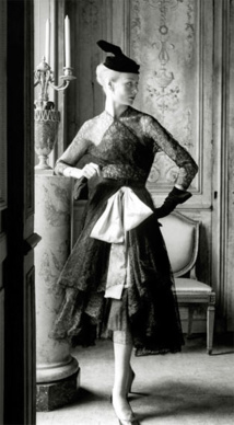 Cristóbal Balenciaga, robe et manteau de cocktail en dentelle noire, ceinture corselet rose, 1951 © Henry Clarke/Corbis