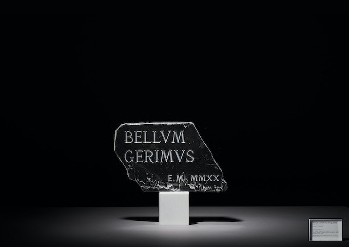 "Nous sommes en guerre". XXIème siècle après JC. Marbre noir précieux. Emmanuel Macron (25ème président de la République française (2017-2022, 2ème mandat en cours) - ministre de l’économie, associé-gérant banque d’affaires Rothschild & Co. PS, LREM. 16 mars 2020. Toutes les télévisions françaises, suite à la 1ère vague de Covid-19 "Nous sommes en guerre". XXIème siècle après JC. Marbre noir précieux. Emmanuel Macron (25ème président de la République française (2017-2022, 2ème mandat en cours) - ministre de l’économie, associé-gérant banque d’affaires Rothschild & Co. PS, LREM. 16 mars 2020. Toutes les télévisions françaises, suite à la 1ère vague de Covid-19