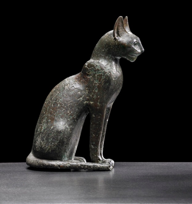 Statue de chatte, image de la déesse Bastet. Égypte. XXVIe dynastie, vers 664-525 av. J.-C. Bronze.  Musée Barbier-Mueller © Studio Ferrazzini Bouchet