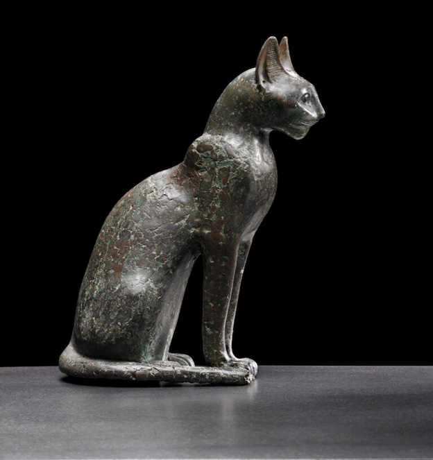 Statue de chatte, image de la déesse Bastet. Égypte. XXVIe dynastie, vers 664-525 av. J.-C. Bronze. Musée Barbier-Mueller © Studio Ferrazzini Bouchet Statue de chatte, image de la déesse Bastet. Égypte. XXVIe dynastie, vers 664-525 av. J.-C. Bronze. Musée Barbier-Mueller © Studio Ferrazzini Bouchet