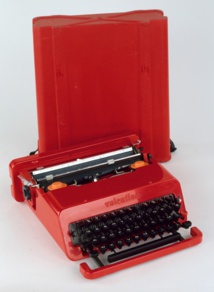 Olivetti, Ettore Sottsass et Perry KingSottsass King (designers intégrés), 1969, machine à écrire portable. Collection MAMC+ © Yves Bresson/MAMC+ © Adagp, Paris, 2023 Olivetti, Ettore Sottsass et Perry KingSottsass King (designers intégrés), 1969, machine à écrire portable. Collection MAMC+ © Yves Bresson/MAMC+ © Adagp, Paris, 2023