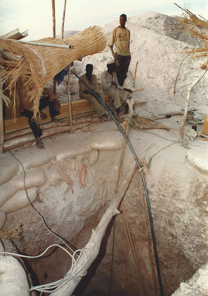 Burkina Faso. Puits de mine d'or sans étai © Pierre Aimar Burkina Faso. Puits de mine d'or sans étai © Pierre Aimar