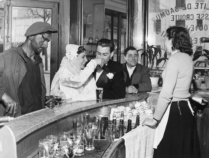 Caf‚ noir et blanc, Joinville-le-Pont 1948 © Atelier Robert Doisneau