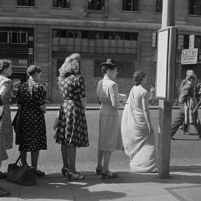La queue pour le bus, Londres, 1947 © Ministère de la Culture - Médiathèque de l’architecture et du patrimoine, Dist. RMN-Grand Palais / Marcel Bovis