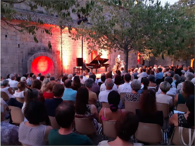 Concert de Roger Muraro et Lambert Wilson le 6 août 2022 dans l'allée des micocouliers © Jean-Marc Bouré