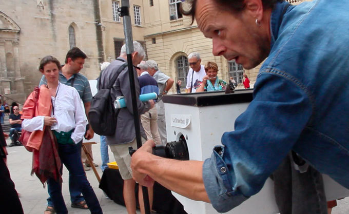 Photographe de rue à l'ancienne avec sa Street Box © Pierre Aimar