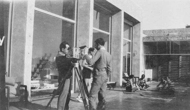 Tournage du film Les Mystères du Château de Dé à la Villa Noailles - Hyères, 1929 © Man Ray 2015 Trust / ADAGP – 2023, image - Telimage, Paris Tournage du film Les Mystères du Château de Dé à la Villa Noailles - Hyères, 1929 © Man Ray 2015 Trust / ADAGP – 2023, image - Telimage, Paris