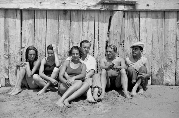 Groupe à la plage, Antibes, 1937 (Nusch, Paul, Cécile Eluard, Pablo Picasso et Man Ray) © Man Ray 2015 Trust / ADAGP – 2023, image - Telimage, Paris Groupe à la plage, Antibes, 1937 (Nusch, Paul, Cécile Eluard, Pablo Picasso et Man Ray) © Man Ray 2015 Trust / ADAGP – 2023, image - Telimage, Paris