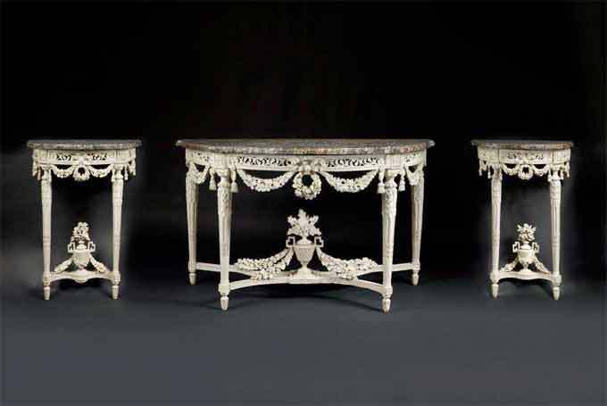 trois consoles en bois sculpté, ajouré et laqué blanc d’époque Louis XVI