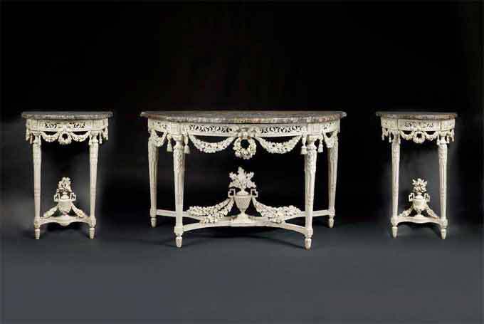 trois consoles en bois sculpté, ajouré et laqué blanc d’époque Louis XVI trois consoles en bois sculpté, ajouré et laqué blanc d’époque Louis XVI