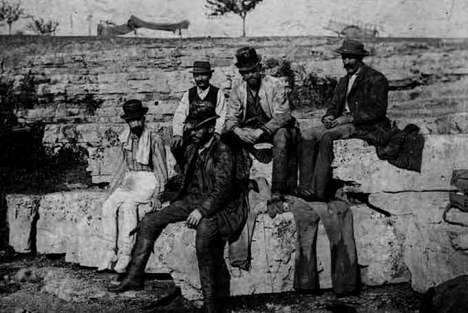 Les explorateurs à la sortie du puits de Padirac © de Rupin Les explorateurs à la sortie du puits de Padirac © de Rupin