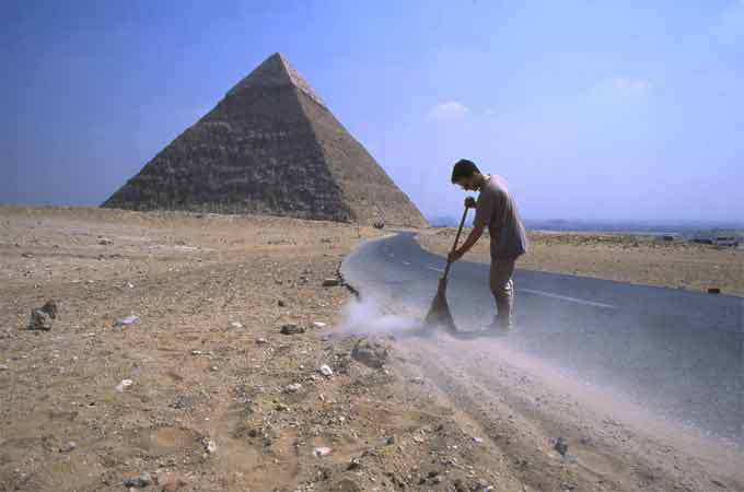 Régis Perray, Balayage de la route occidentale, Gizeh Egypte, Mars 1999 (détail), 1999, Collection Frac Franche-Comté © Régis Perray