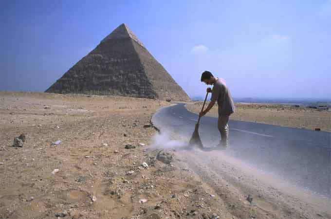 Régis Perray, Balayage de la route occidentale, Gizeh Egypte, Mars 1999 (détail), 1999, Collection Frac Franche-Comté © Régis Perray Régis Perray, Balayage de la route occidentale, Gizeh Egypte, Mars 1999 (détail), 1999, Collection Frac Franche-Comté © Régis Perray