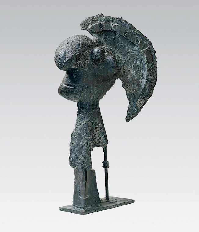 Pablo Picasso. Tête casquée, Boisgeloup, Bronze, 121 x 69 x 32 cm. Fondation A. et B. Ruiz-Picasso, Madrid. © Succ. P.Picasso, VEGAP, Madrid, 2023