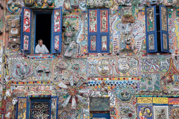 Danielle Jacqui à la fenêtre de sa maison du Pont-de-l’Étoile © Odile Meylan, 24 Heures