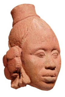 Tête féminine. Cité d’Ife. Datation TL : XIVe-XVe siècle. Terre cuite. H. : 25 cm. Inv. 1015-176. Tête féminine. Cité d’Ife. Datation TL : XIVe-XVe siècle. Terre cuite. H. : 25 cm. Inv. 1015-176.