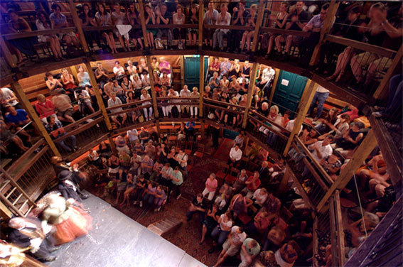 Du 15 juin au 15 juillet 2015, Festival La Tour Passagère à Lyon : l'installation d'un théâtre élisabéthain Du 15 juin au 15 juillet 2015, Festival La Tour Passagère à Lyon : l'installation d'un théâtre élisabéthain
