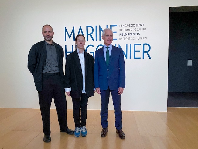 Manuel Cirauqui, Commissaire ; Marine Hugonnier, artiste et Juan Ignacio Vidarte, Directeur Général du Musée Guggenheim Bilbao