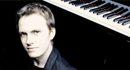 Aix-en-Arts et Andréa Ferréol invitent le pianiste Alexandre Tharaud le vendredi 19 juin à Château La Coste, Puy Sainte Réparade