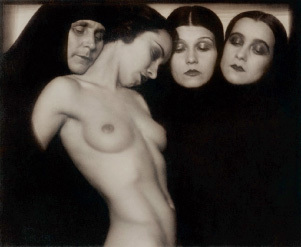 Rudolf Koppitz Composition 1928 Tirage au charbon 23,3 x 29,6 cm © Collection privée Rudolf Koppitz Composition 1928 Tirage au charbon 23,3 x 29,6 cm © Collection privée