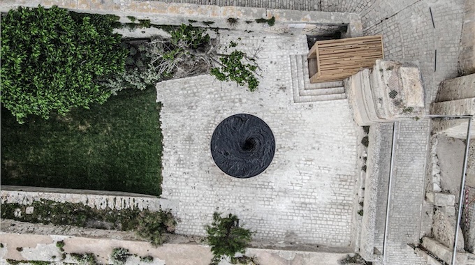 Anish Kapoor, Descension, Vue d’installation de la Biennale de Bonifacio. Courtesy GALLERIA CONTINUA. © De Renava