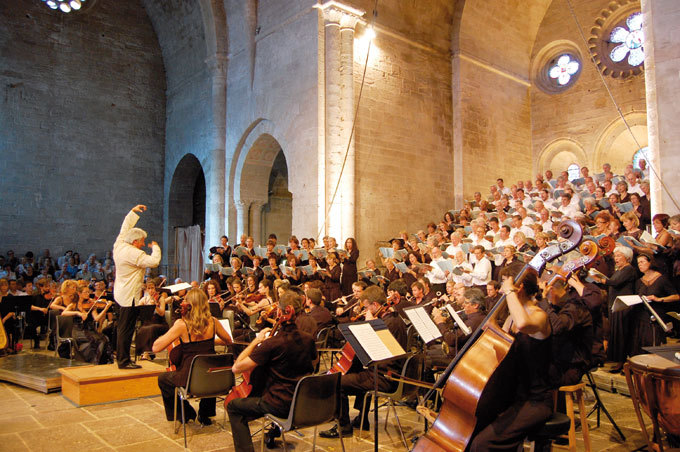 Michel Piquemal dirige le Grand Chœur du 38e Festival et l'Orchestre Contrepoint