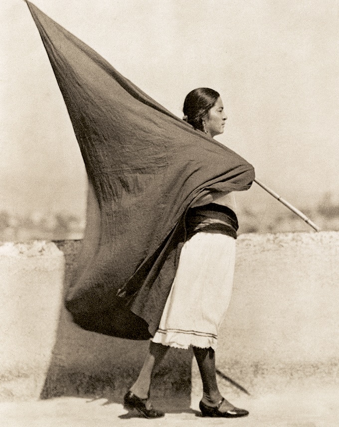 Tina Modotti Femme au drapeau 1927 The Museum of Modern Art, New York Image digitale © 2024 Museum of Modern